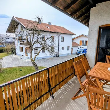 Chiemseenaehe Und Bergblick Stilvoll Fuer 4 Appartement Übersee